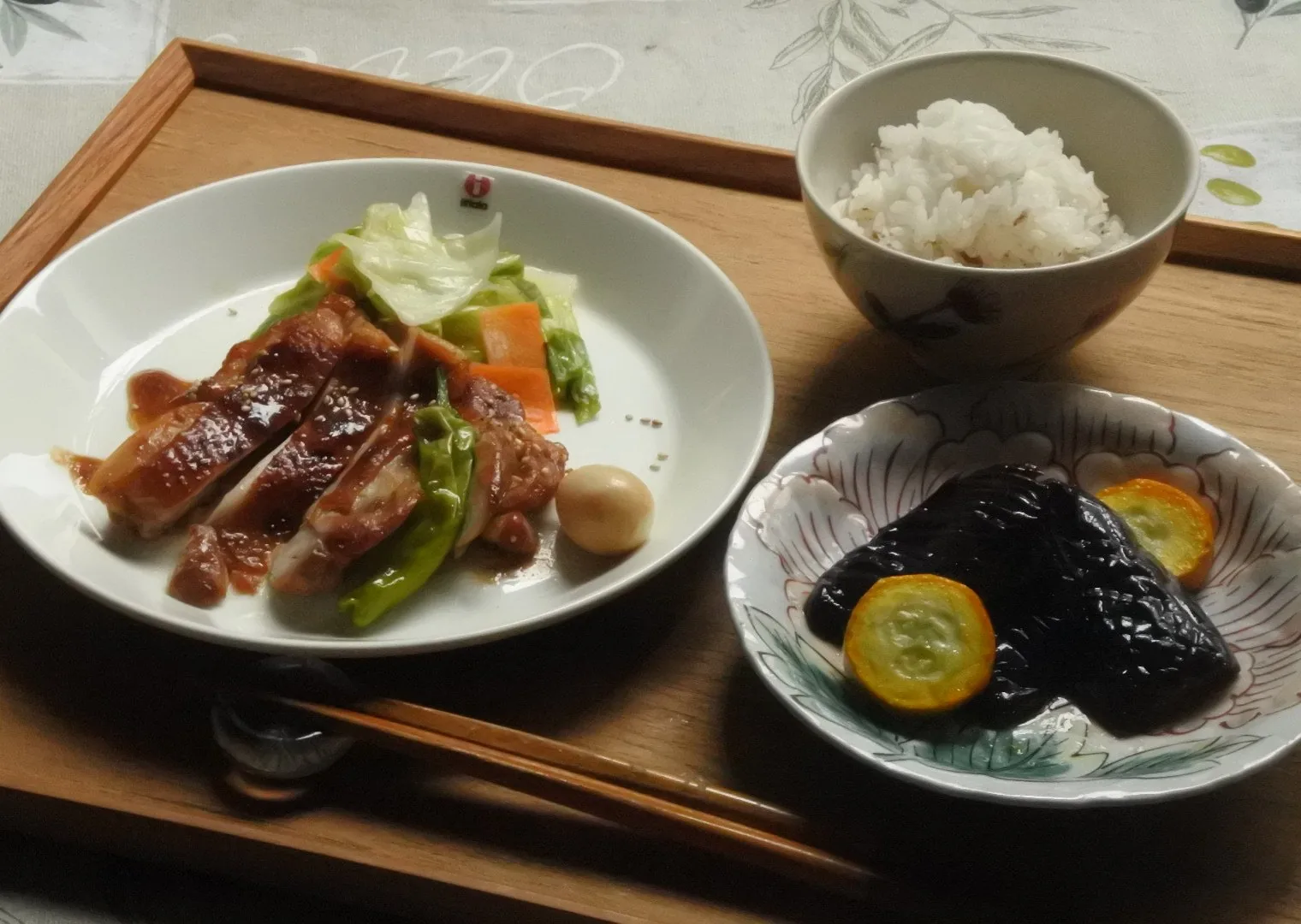 木の膳に並んだお夕飯セット。主菜・ごはん・小鉢と箸